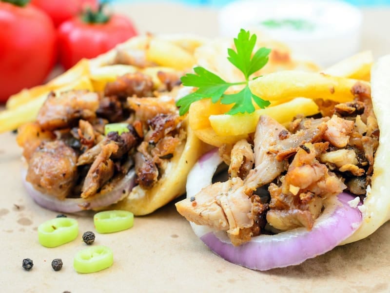 Döner-Teller mit Fleisch, Pommes und Zwiebeln